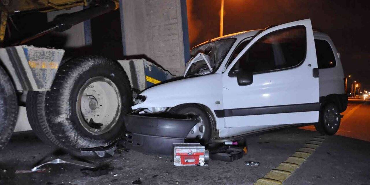 Hafif ticari araç duran tıra çarptı: 1 yaralı