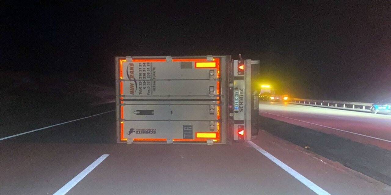 Tosya D-100 karayolunda tır devrildi: 1 yaralı