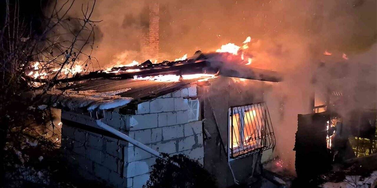 Karabük’te alevler geceyi aydınlattı, iki katlı ev kül oldu