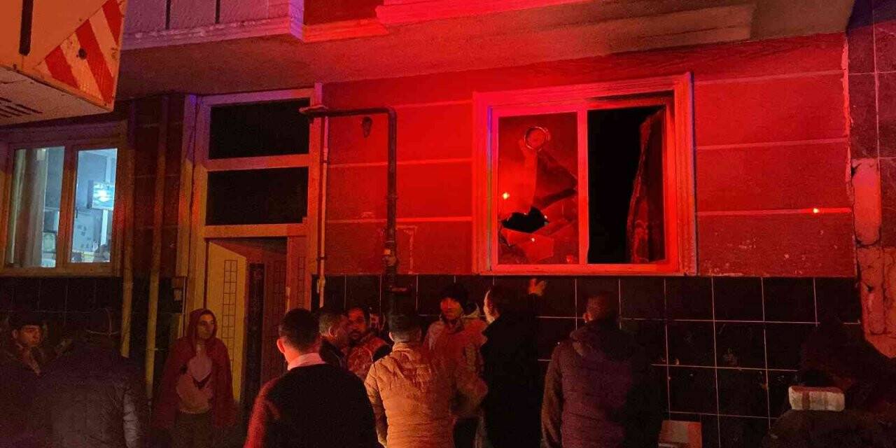 Esenyurt’ta 4 katlı binanın giriş katı alev alev yandı