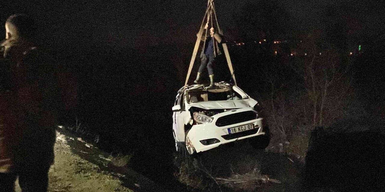 İçinde kadınların olduğu araç dereye uçtu; 2 yaralı