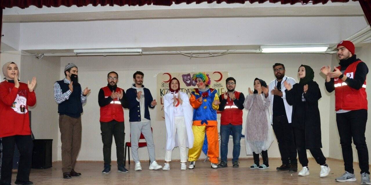 Kızılay tiyatrosu Tercan’da minik öğrencilerle buluştu