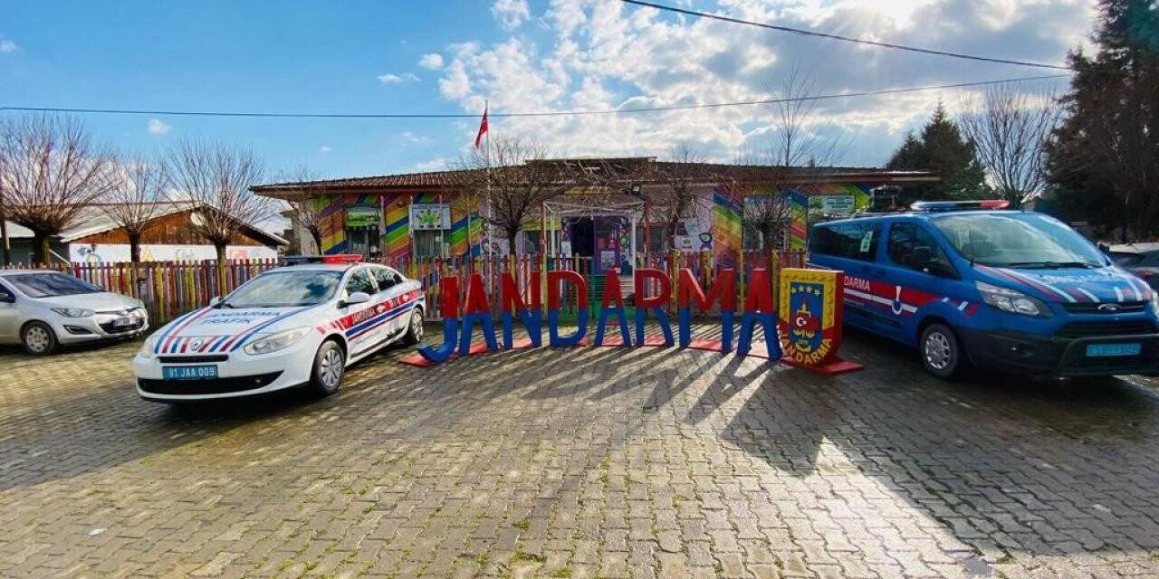 Jandarma ekiplerinden miniklere ziyaret