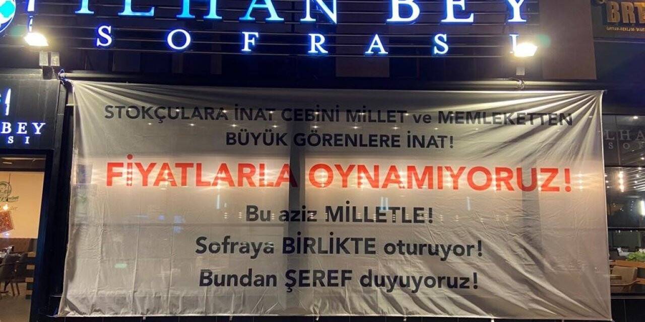 Ankara’da restoran işletmecisinden fahiş fiyat uygulayan ve stokçuluk yapanlara pankartlı tepki