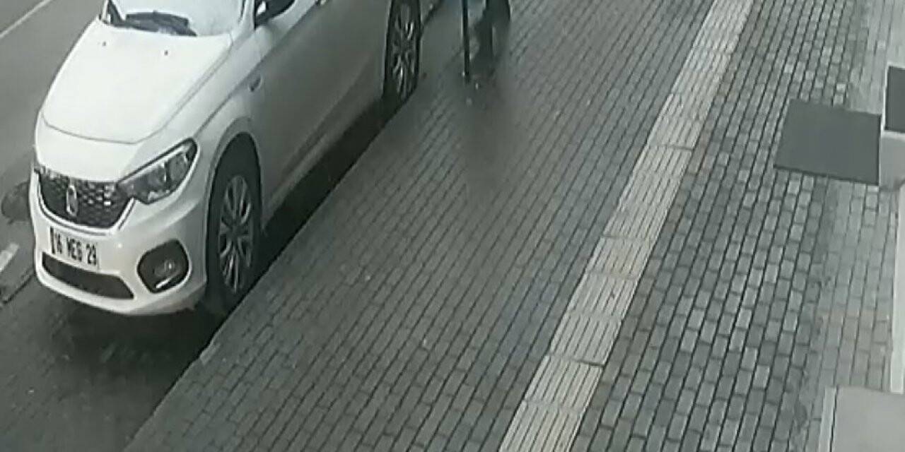 "Yok artık" dedirten görüntü...Çöp kovasını böyle çaldı