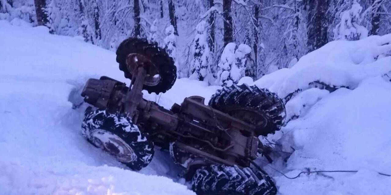 Karla kaplı yolda traktör takla attı: 1 yaralı
