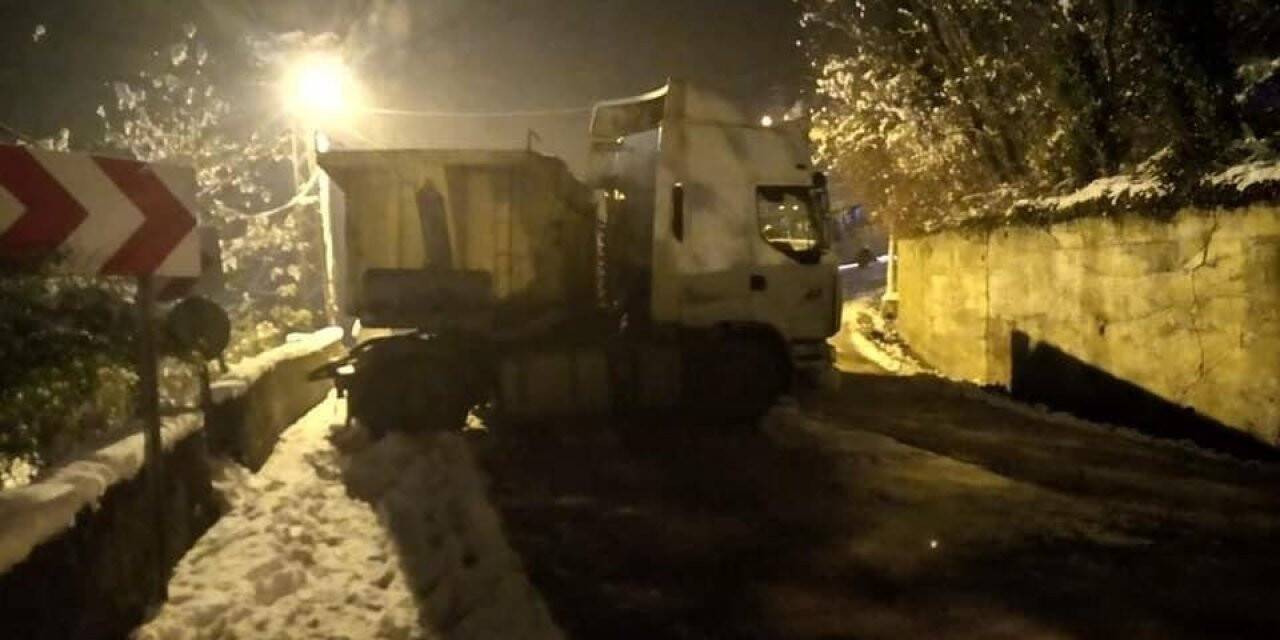 Buzlanan yolda tır duvara çarptı