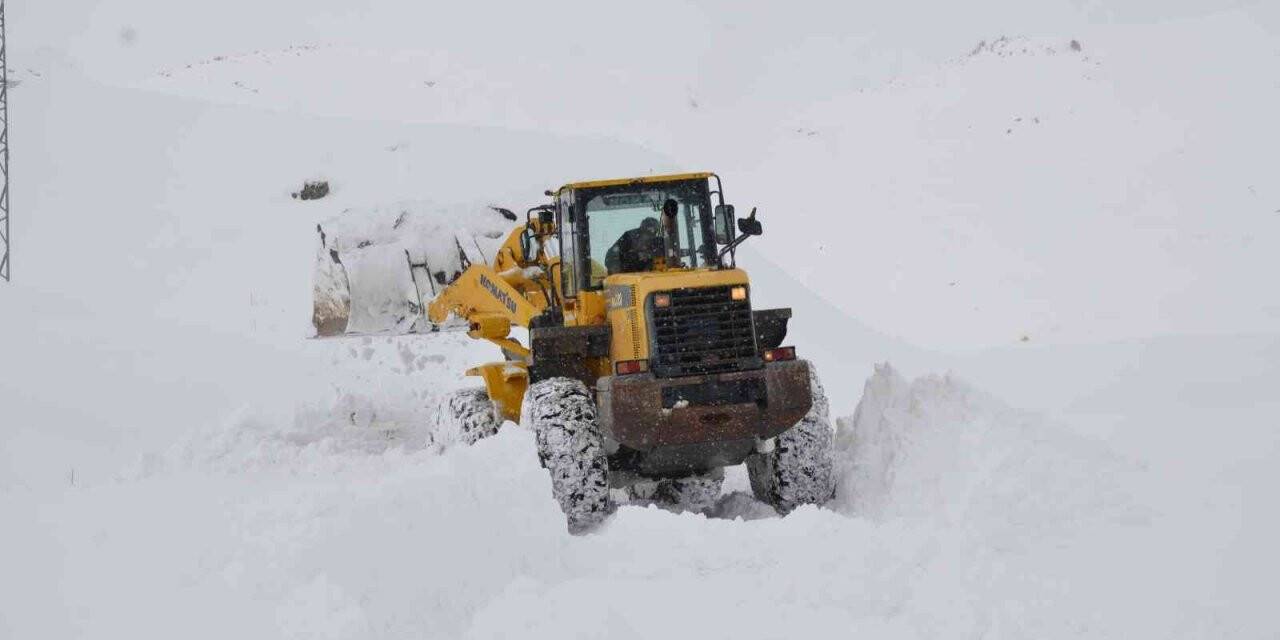 Şırnak’ta kar kalınlığı 2 metreye çıktı ekipler, tünel açarak ilerliyor