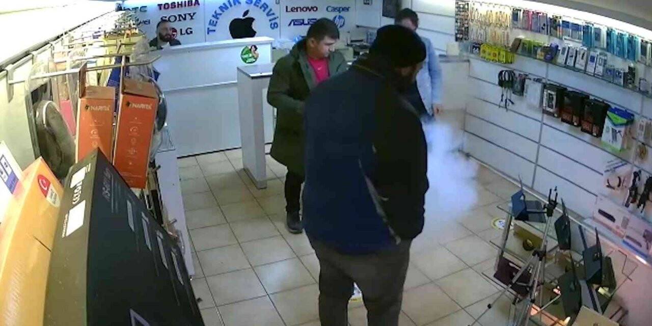 Şişen cep telefonu bataryası elinde patladı, o anlar kameraya yansıdı