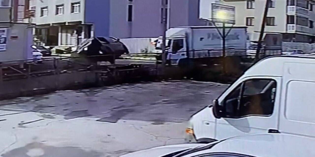 Ataşehir’de kamyonete çarpan araç yan yattı: 2’si çocuk 3 yaralı