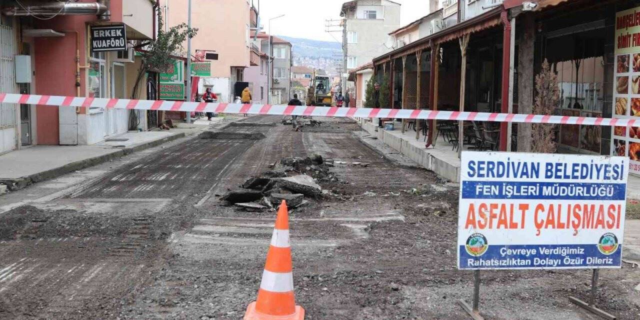 Serdivan’da sokaklar sıcak asfaltla yenileniyor