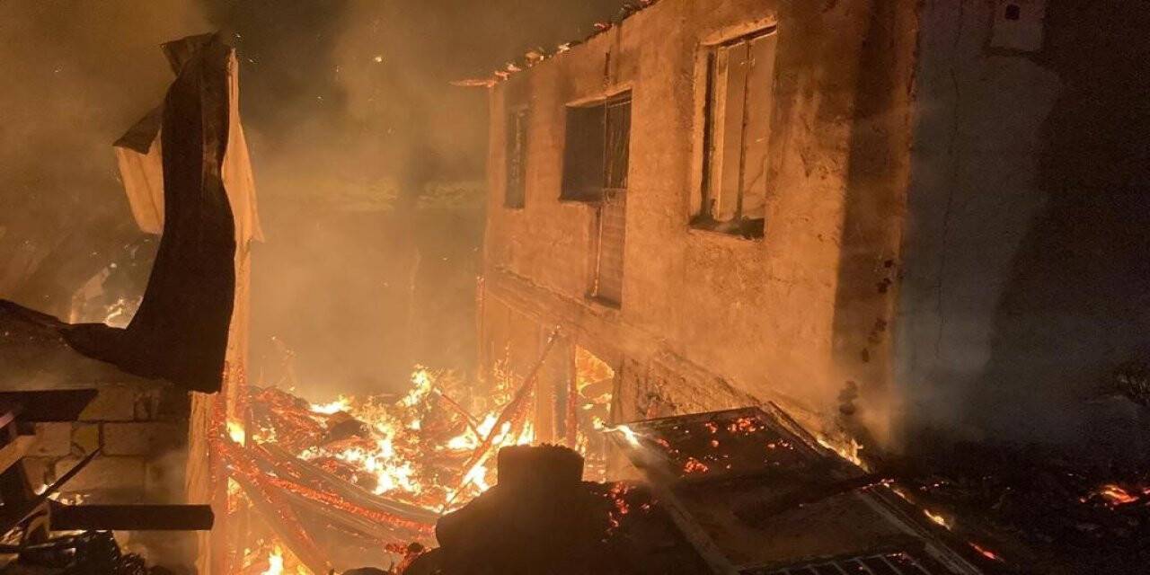 Evde çıkan ve ahıra sıçrayan yangında 11 hayvan telef oldu