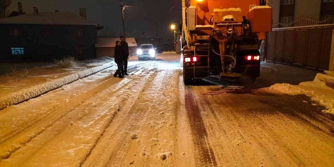 Tuşba Belediyesinin karla mücadelesi devam ediyor