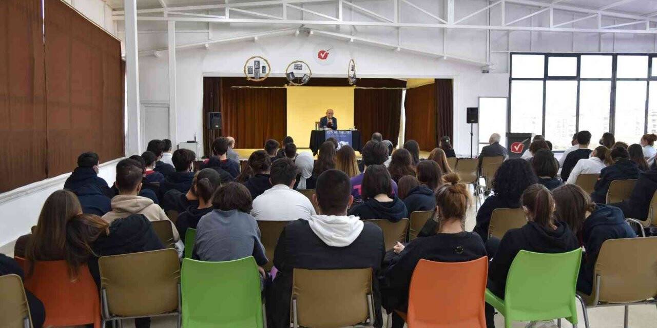 Vali Karadeniz öğrencilerle söyleşiye katıldı