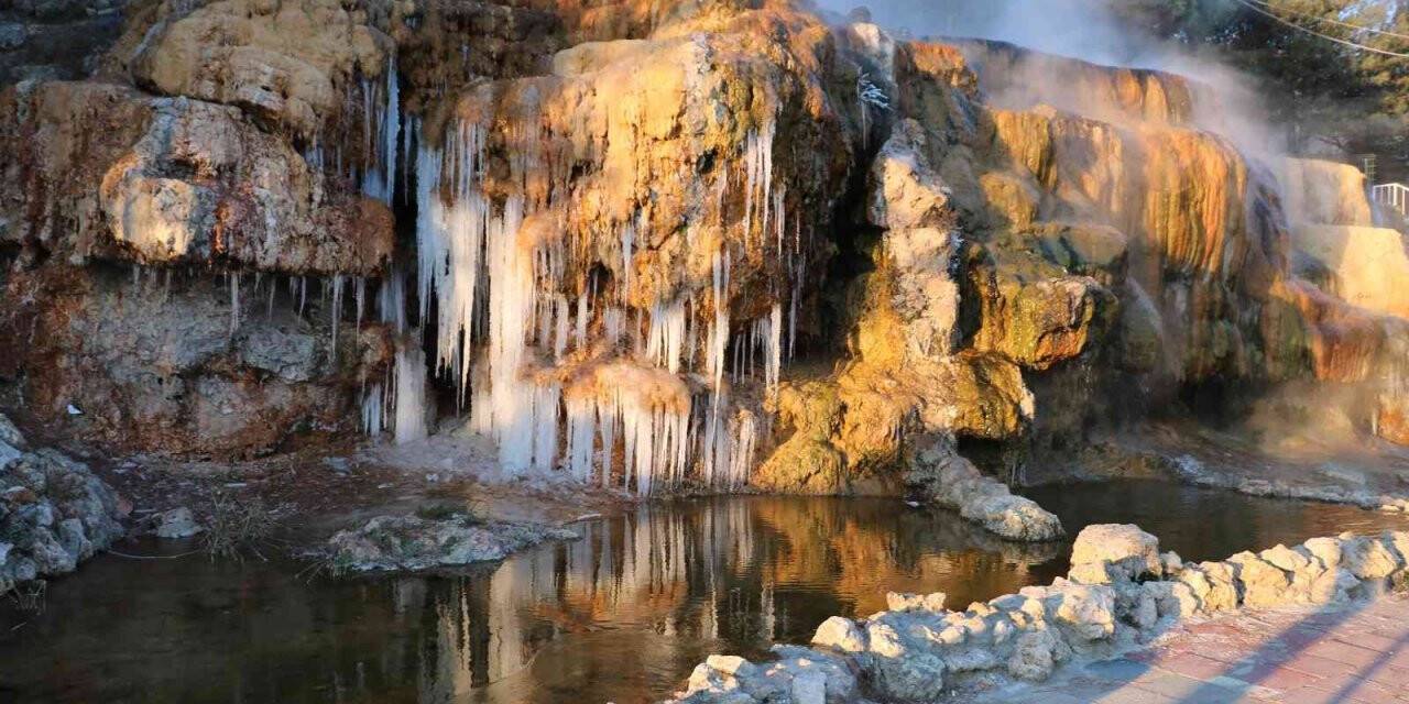 Soğuk havada yapay sıcak su şelalesi bile dondu