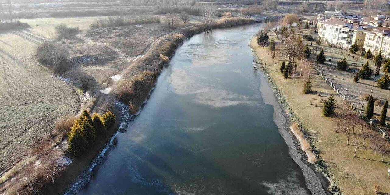 Buzla kaplanan Porsuk Çayı havadan görüntülendi