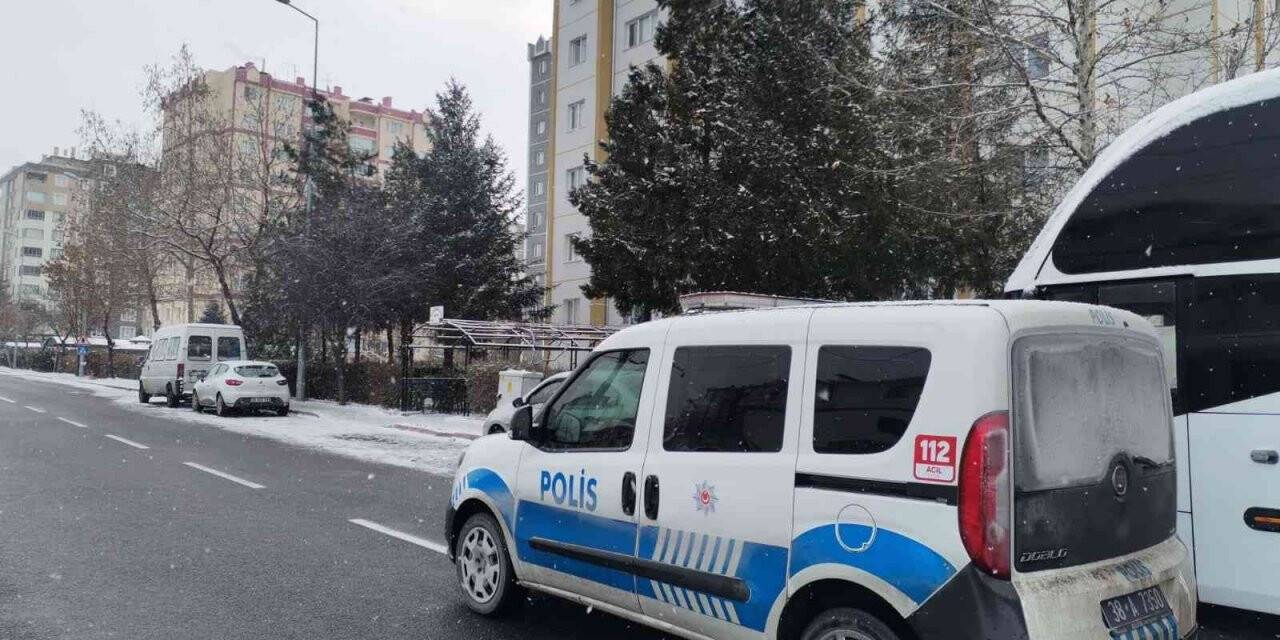 Tartıştığı eşini defalarca bıçakladı