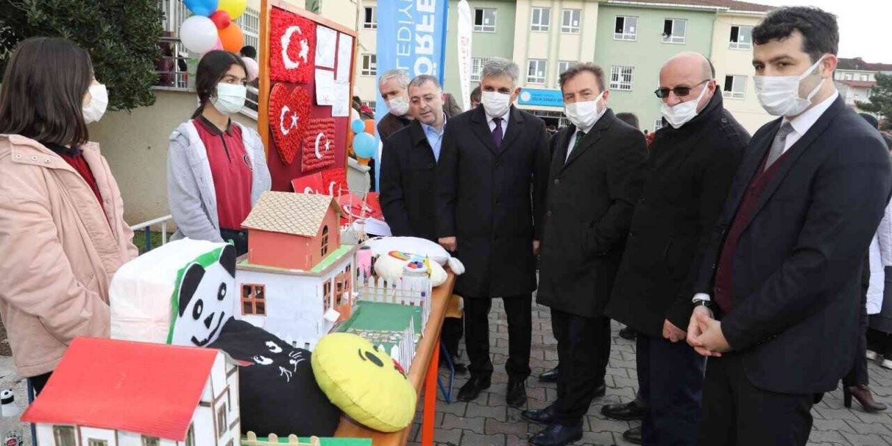 Evlerindeki geri dönüşüm atıklarını okula getiren öğrenciler harçlıklarını çıkarıyor