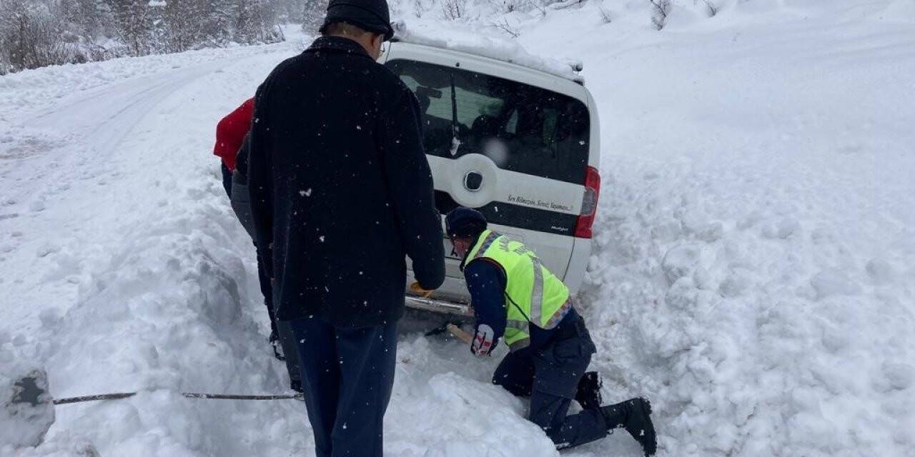 Kar birikintisine saplanan sürücünün imdadına jandarma yetişti