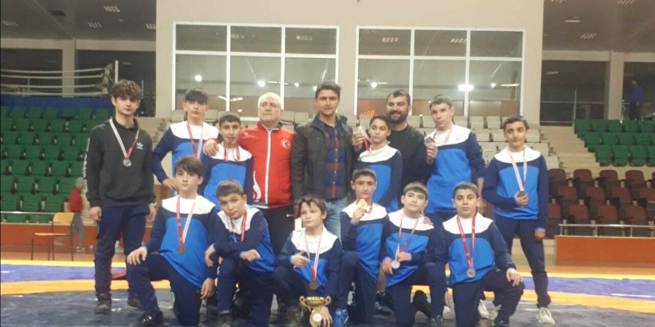 ASP güreşçileri madalyaları topladı