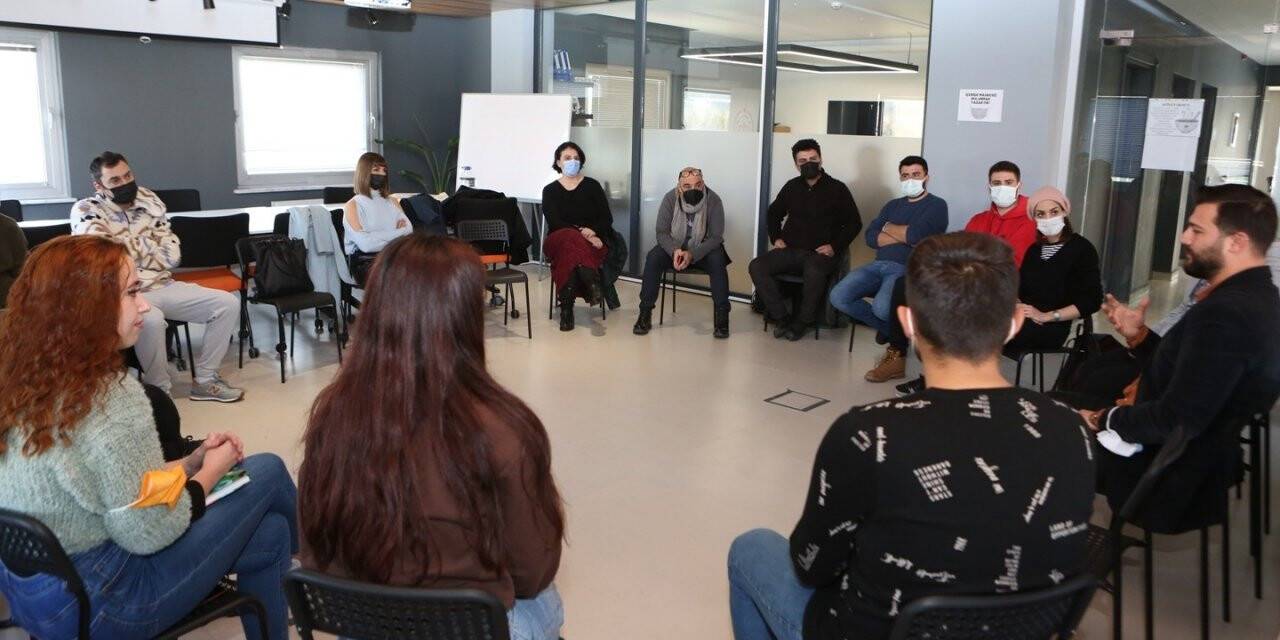 Nilüfer Kent Tiyatrosu gençlerle