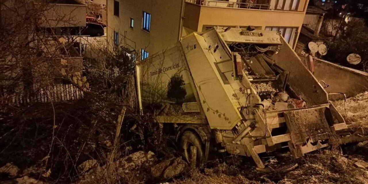 Buzda kayan çöp kamyonu az kalsın evlerin içine girecekti
