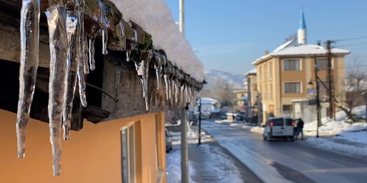 Bartın’da soğuk hava buz sarkıtları oluşturdu