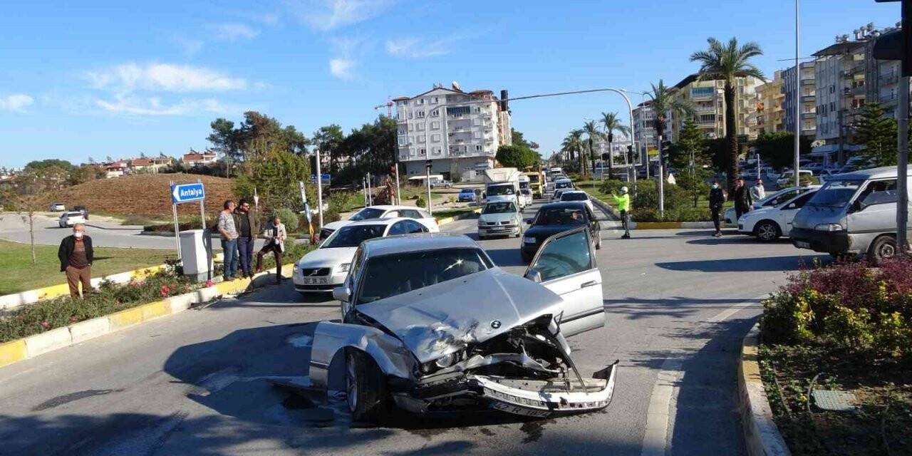 Antalya’da kırmızı ışık ihlali kaza getirdi: 2 yaralı