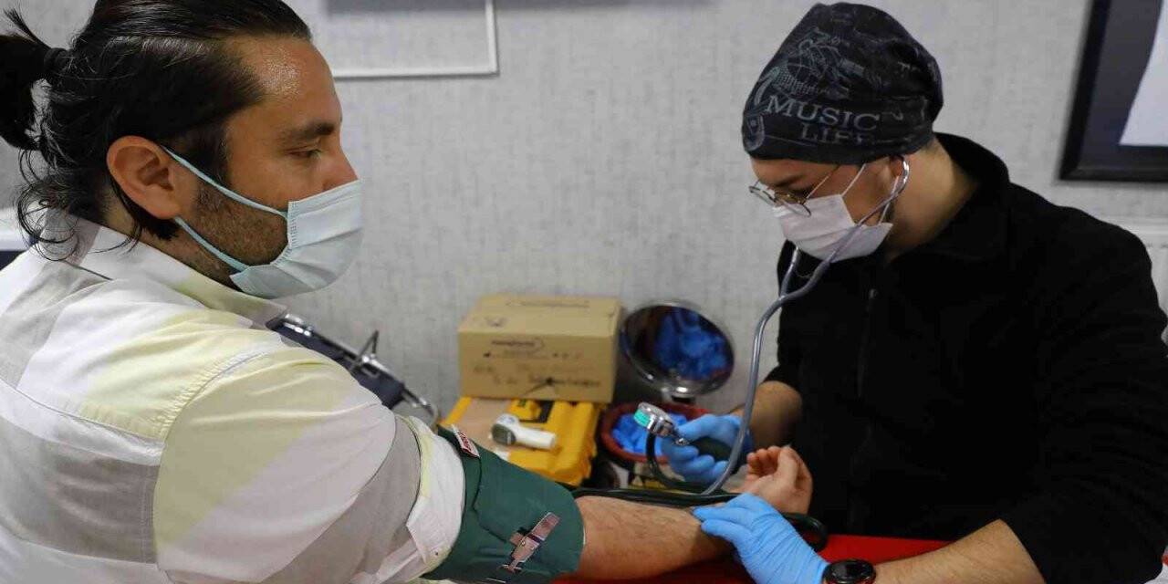 Kızılay’dan duyarlı personele madalya