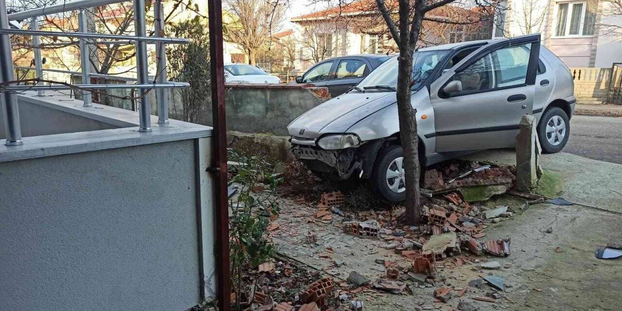 Buzlanan yolda kayan araç bahçe duvarına daldı