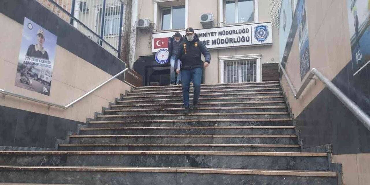 Çarşafla evden çıkarttıkları kasayı, çöp konteynırıyla götüren hırsızlar kamerada