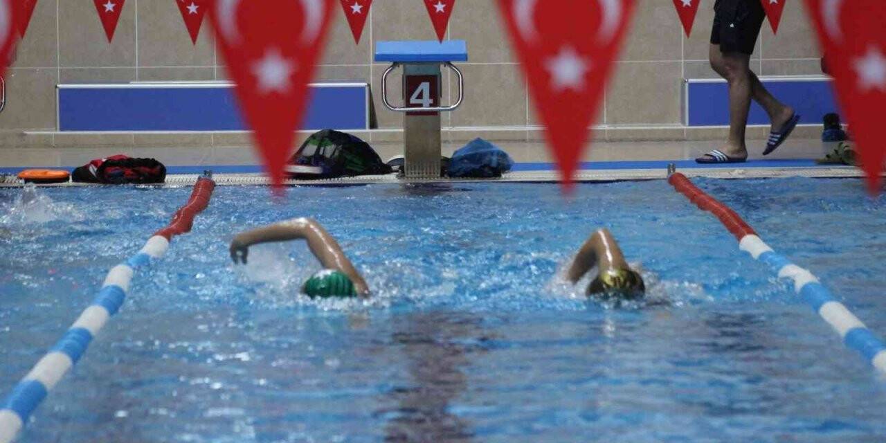 Su korkusu ile başladığı yüzmede milli takımı hedefliyor