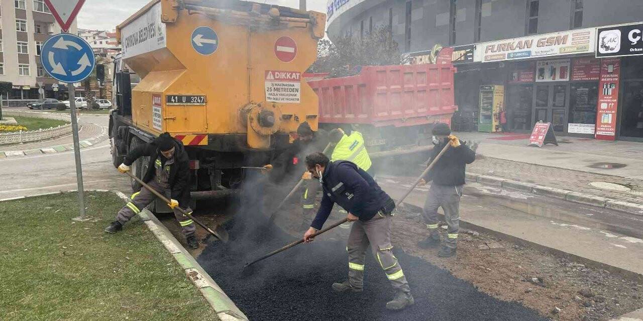 Çayırova’da asfalt yama çalışması