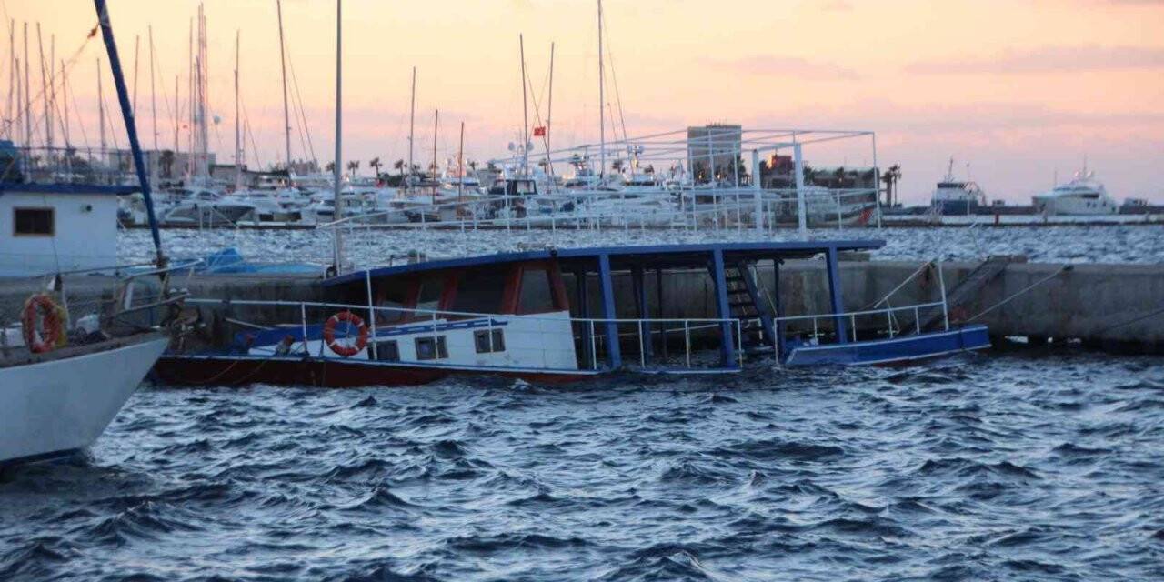 Göçmen kaçakçılığında kullanılan tekne battı