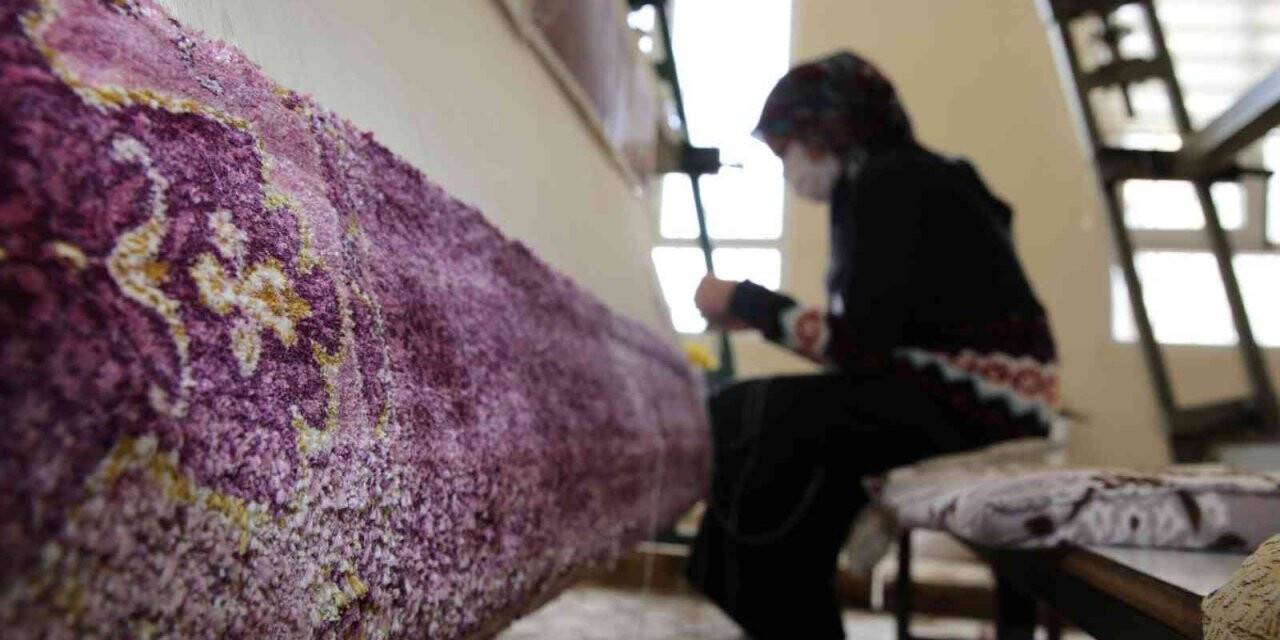 Şanlıurfalı kadınlar el emeği halı üretiyor