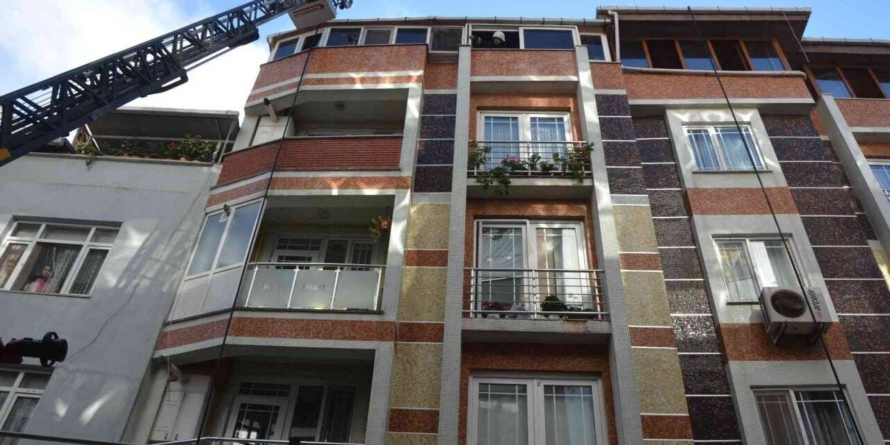 Biga’da bir apartmanın teras katında yangın çıktı