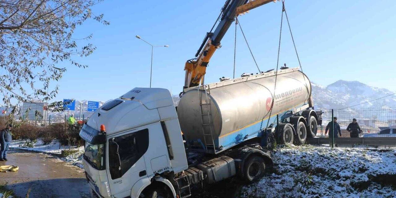 Rize’de seyir halindeki tır buzlanma nedeniyle yoldan çıktı