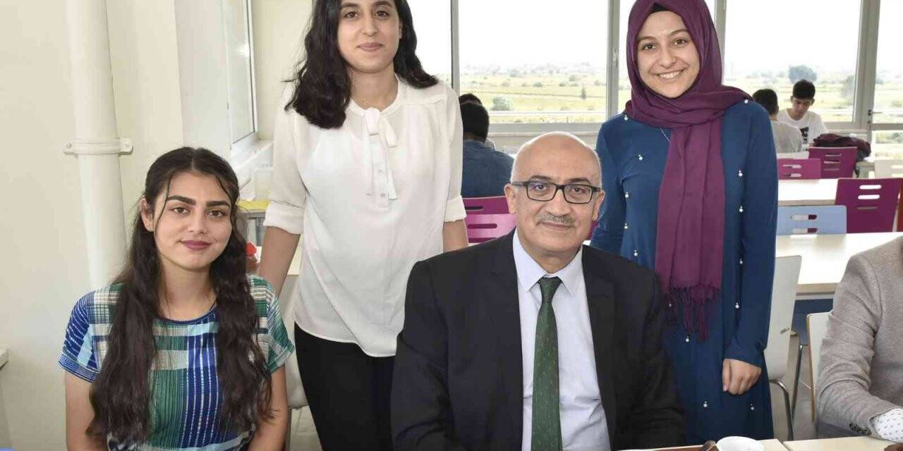 Manisa CBÜ öğrencilerinin yanında