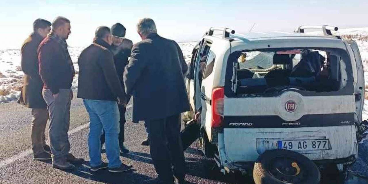 Hatalı sollama sonucu 3 araç birbirine girdi