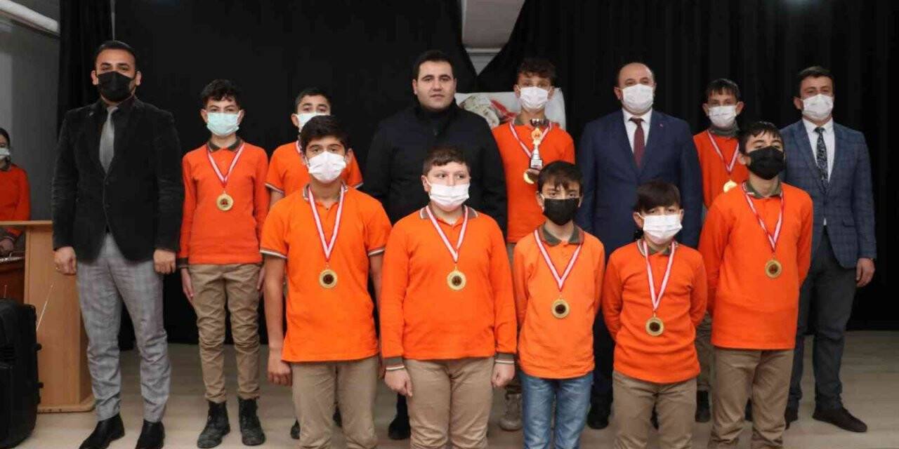 Taşova’da futbol turnuvası sonuçlandı