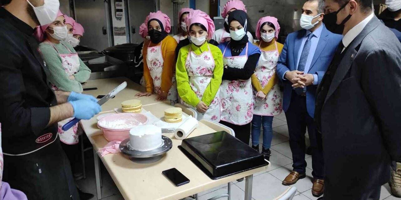 Cizreli kadınlara pasta yapım ve sunumu kursu açıldı