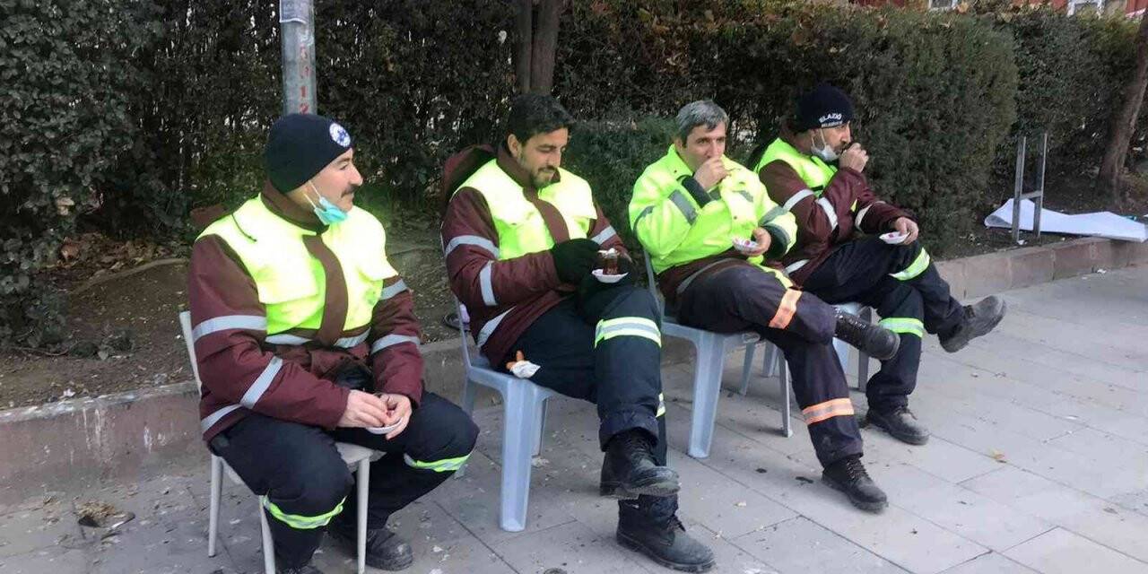 Elazığ’da temizlik görevlileri oturdu, öğrenciler caddeleri temizledi