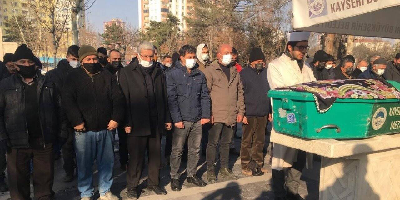 Reddettiği erkek arkadaşı tarafından öldürülen kadın toprağa verildi