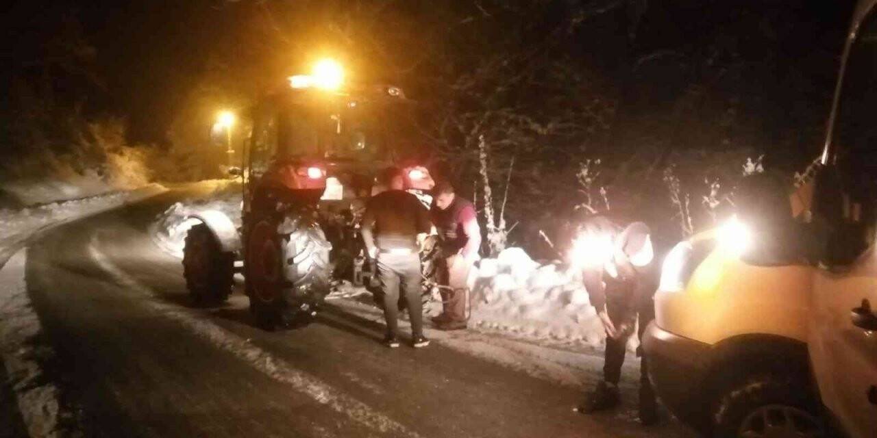 Engelli vatandaş karda kalanları traktörüyle ücretsiz çekiyor