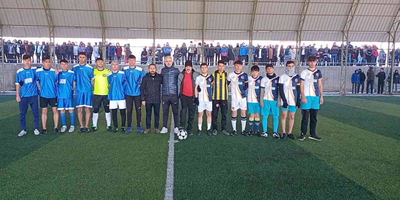 Dicle’de kaymakamlık özel futbol turnuvasının şampiyonları kupalarını aldı