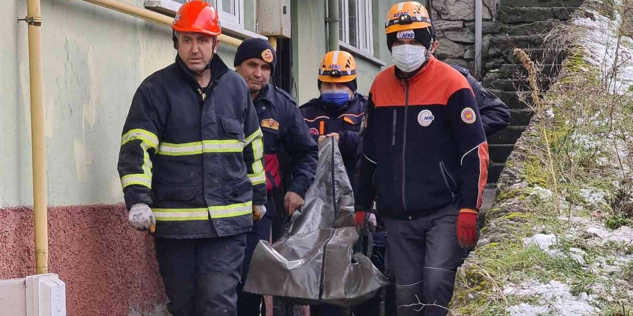 Yanan evin enkazındaki cesede 16 saat sonra ulaşıldı