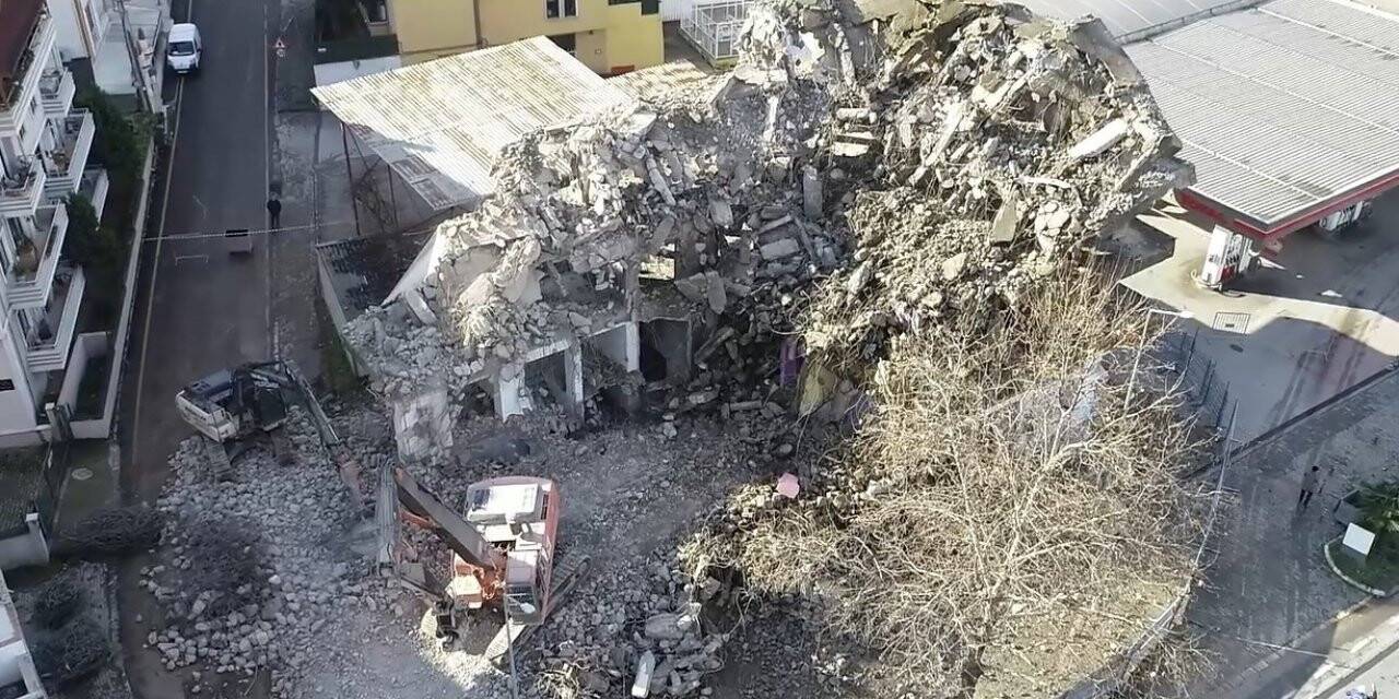 1999 Marmara depreminden kalan izler silinmeye devam ediyor