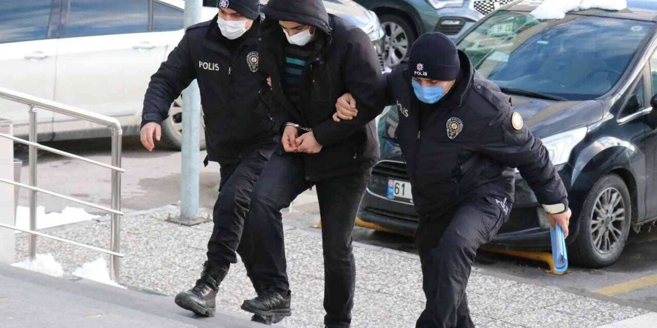 Doktora “Öğleden sonra gelin” dediği için saldırmış
