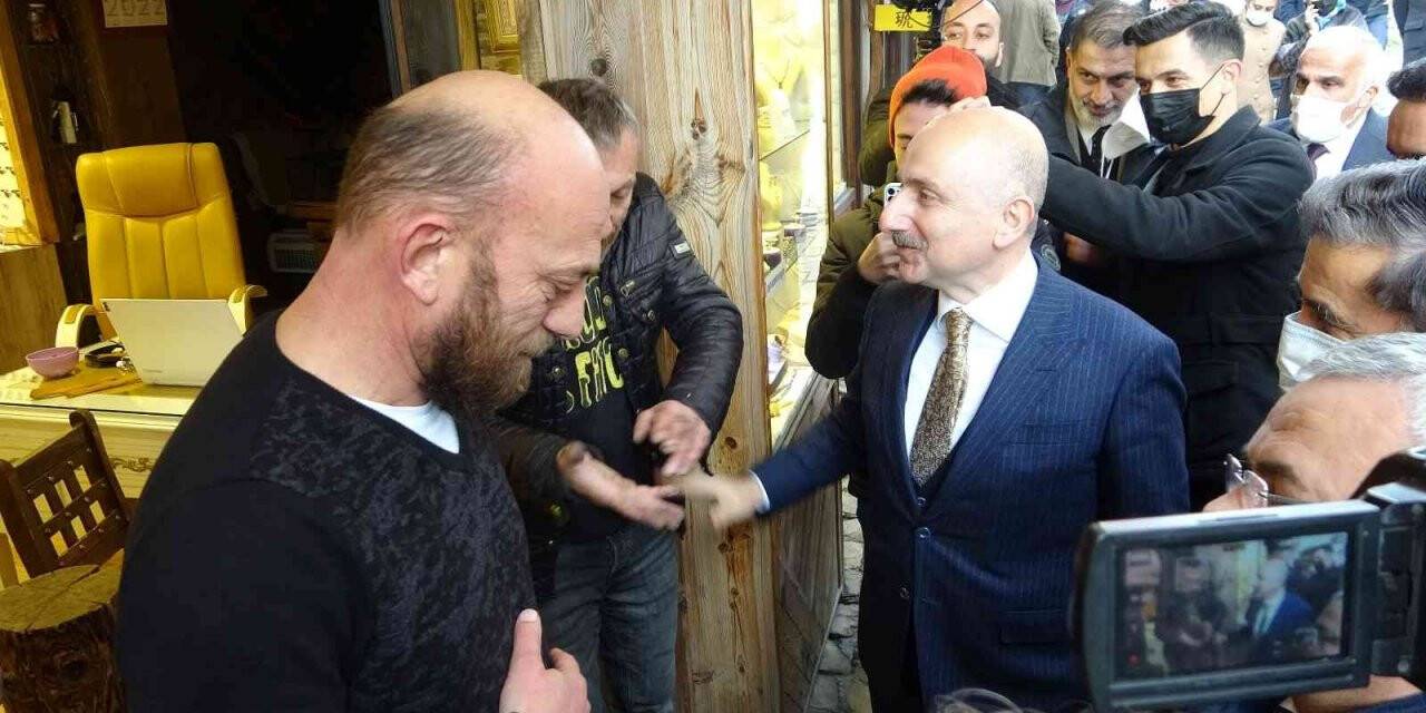 Bakan Karaismailoğlu’ndan esnafa, “Recep Tayyip Erdoğan’a güveneceksin gerisi Allah kerim”