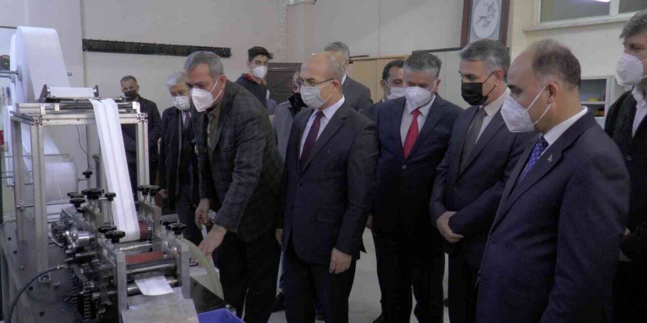 Lise öğrencilerinin yarı fiyatına yaptıkları maske makinasını tanıtıldı